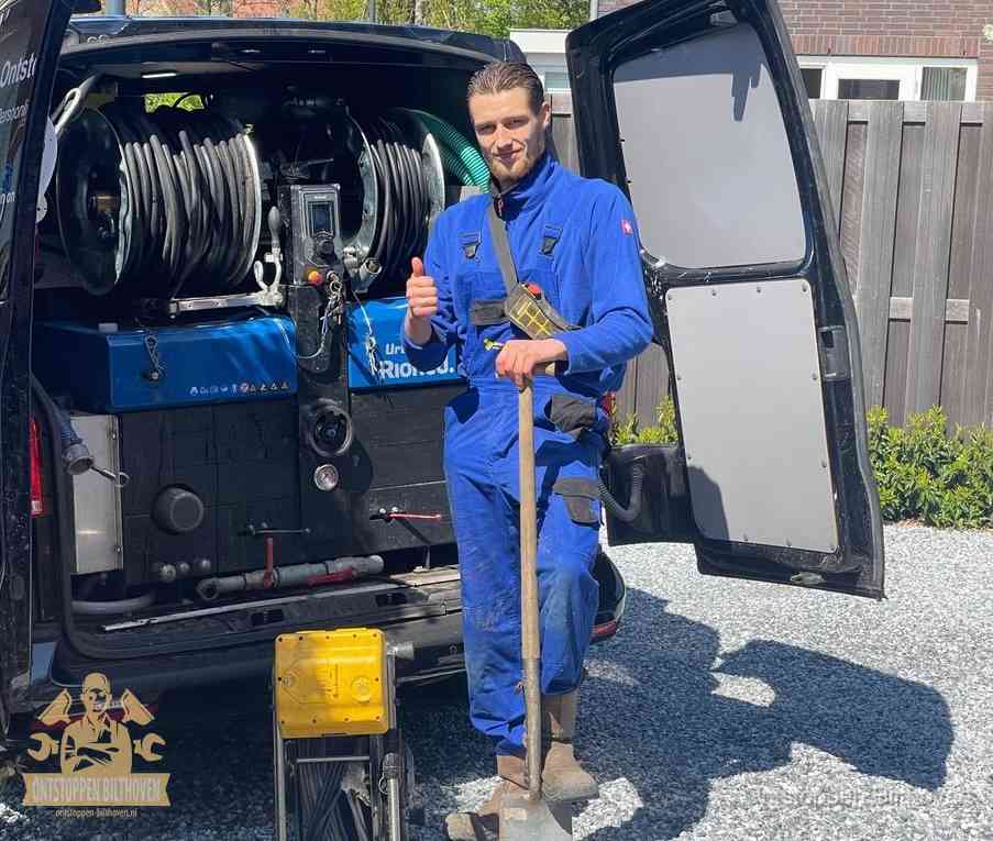 Een tevreden monteur met opgestoken duim na een geslaagde klus, slim ingrijpen bespaart kosten bij een verstopte wc in Bilthoven