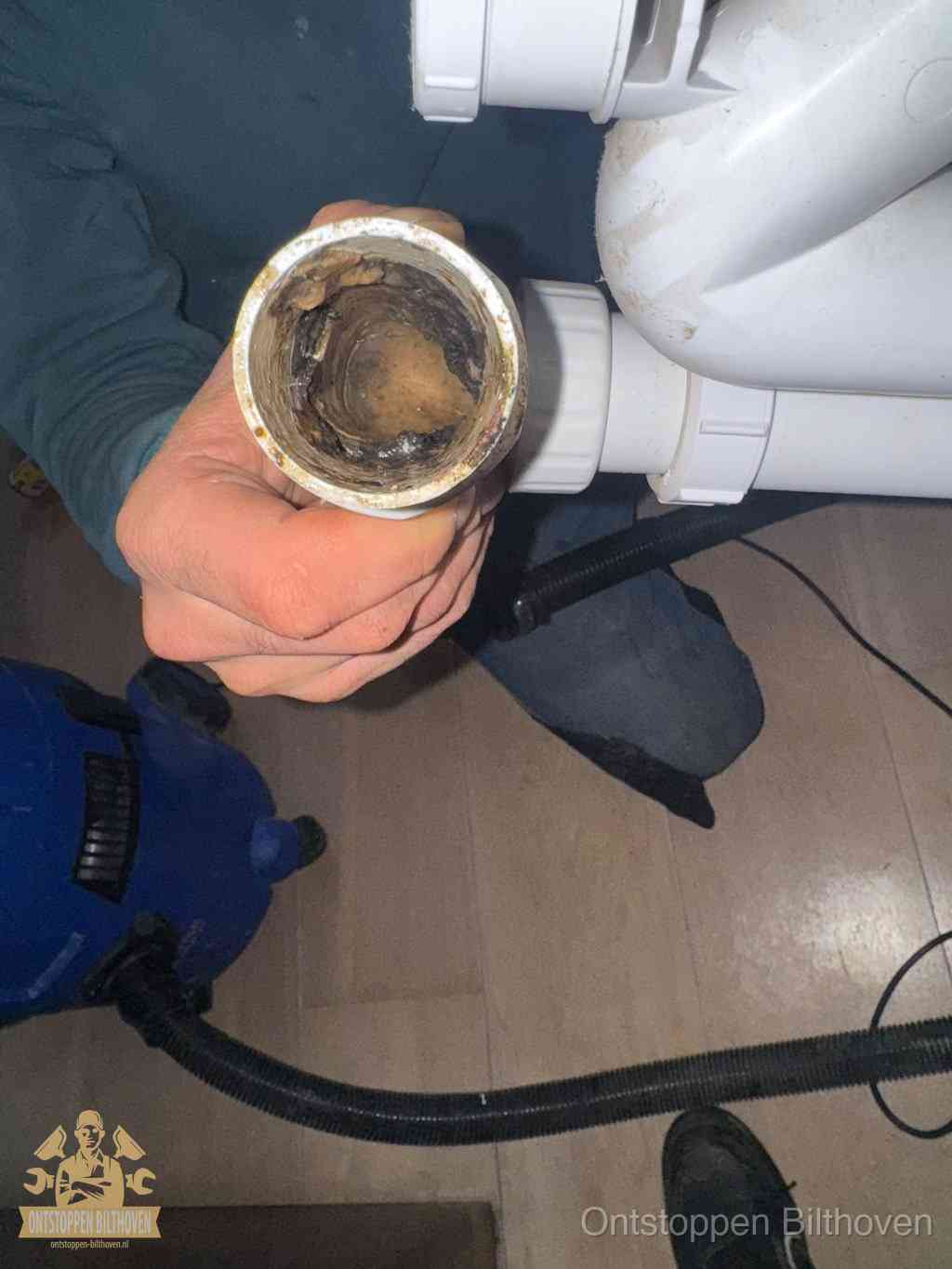 Een losgekoppeld afvoerbuisstuk dat van binnen volledig is dichtgeslibd, het gevolg van een verstopping te lang laten zitten in Bilthoven