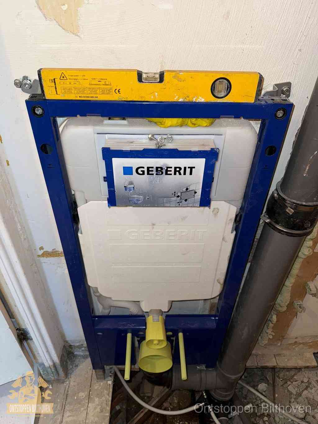 Een Geberit inbouwreservoir met frame voor een hangtoilet tegen de wand, met de afvoerbocht naar de vloer, kenmerkend voor een verstopt hangtoilet in Bilthoven