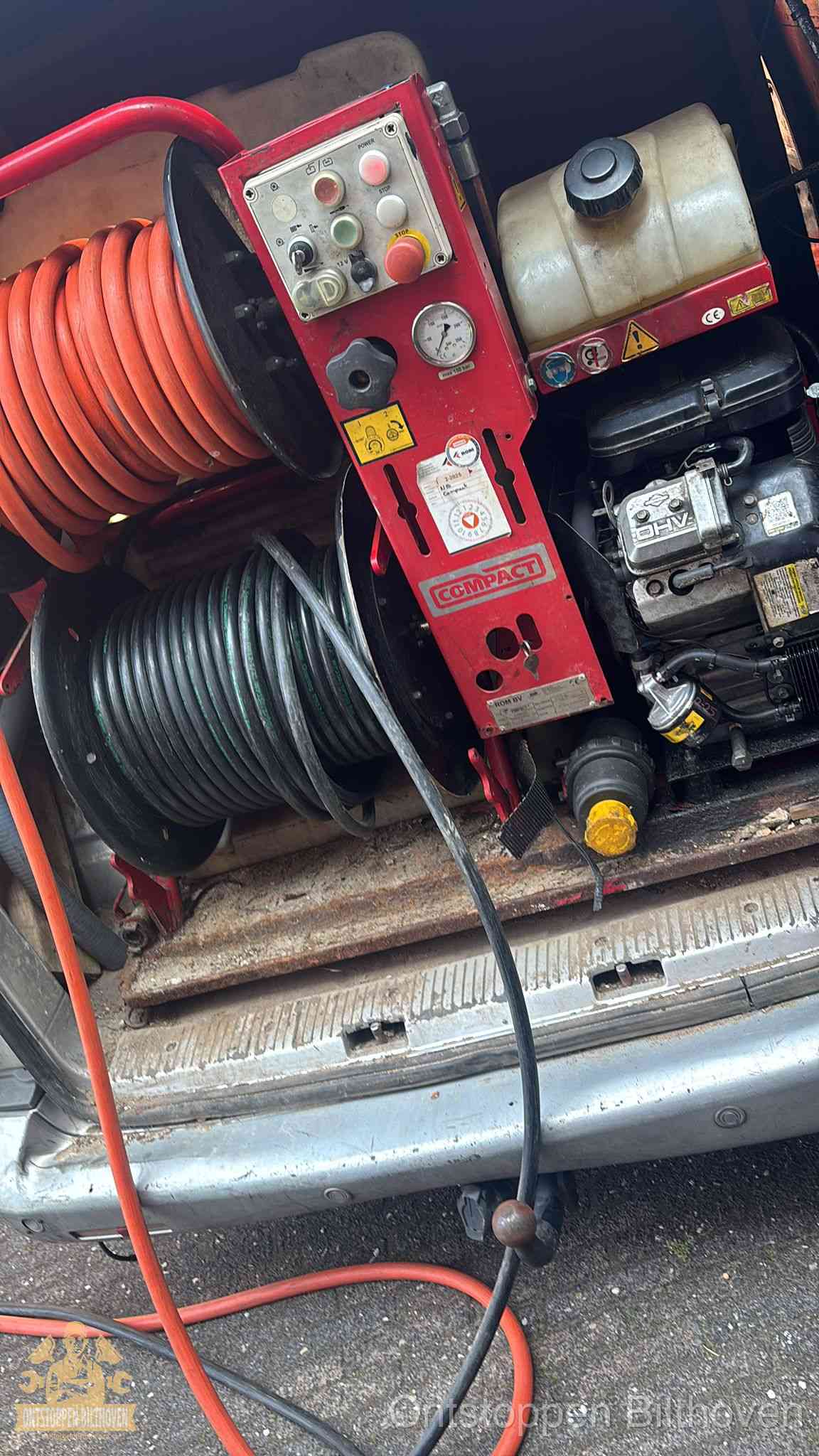 Een rood hogedruk-rioolreinigingstoestel met slangen in de laadbak van de bedrijfsbus, apparatuur voor een hardnekkige wc-verstopping in Bilthoven