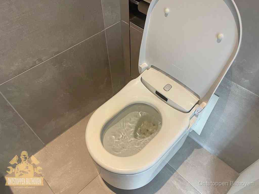 Een toiletpot vol troebel water met drijvend papier en restanten, de meest voorkomende oorzaak van een verstopte wc in Bilthoven