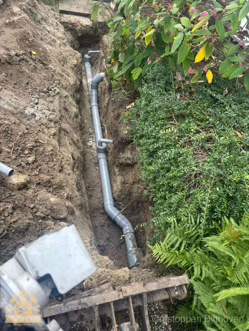 Open sleuf met nieuwe PVC-buizen, riool repareren en vervangen in Bilthoven