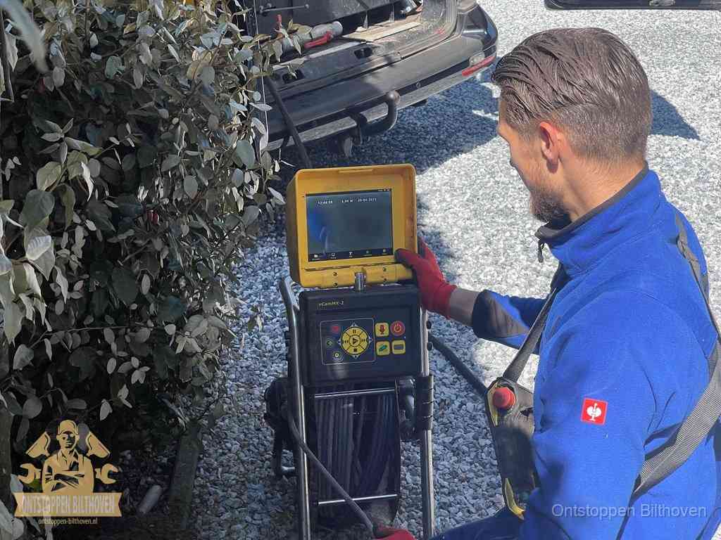 Monteur bedient een rioolinspectiecamera met monitor voor rioolinspectie in Bilthoven