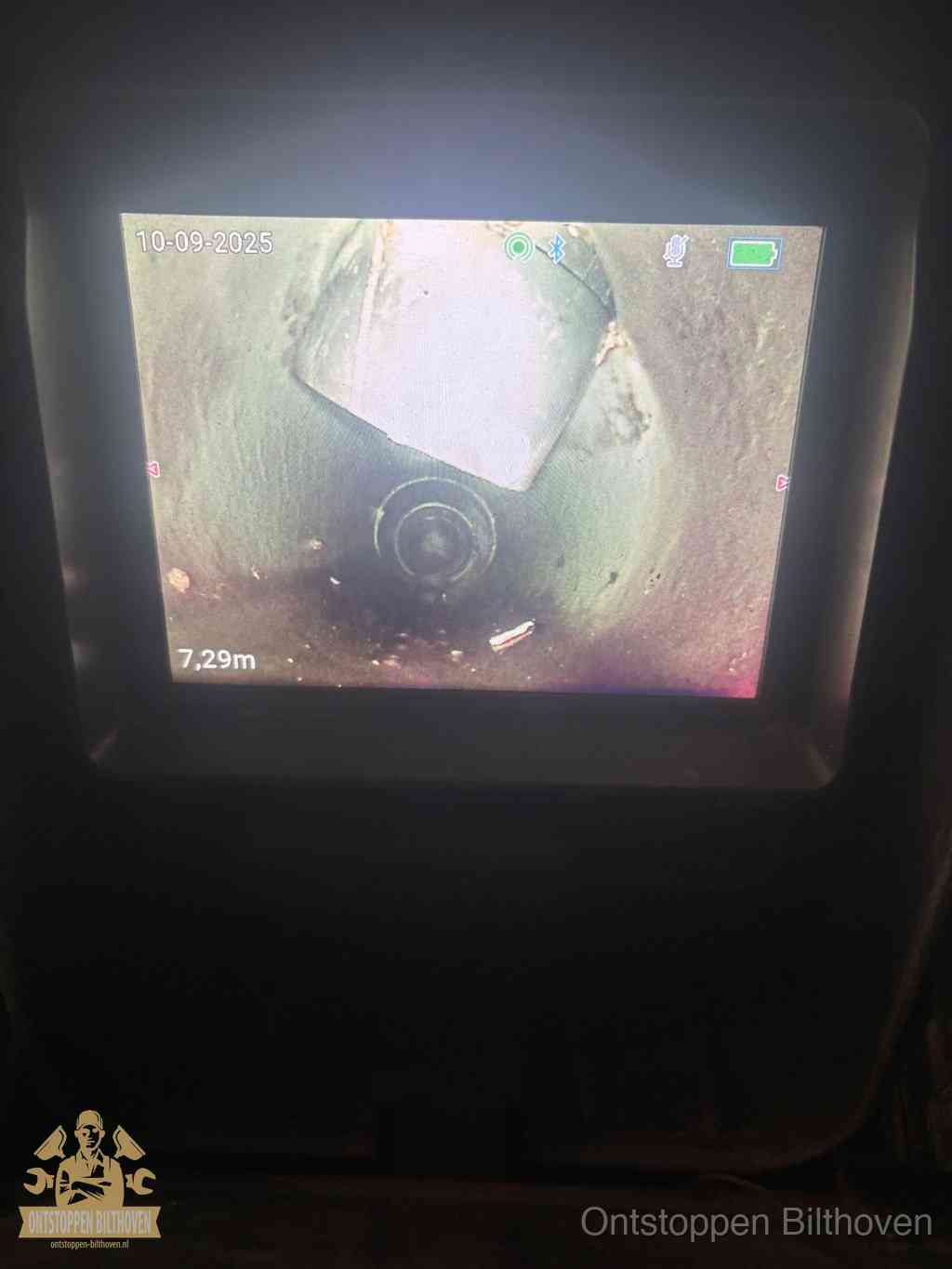 Camerabeeld van een verzakte rioolbuis diep onder de grond, een rioolverzakking in Bilthoven