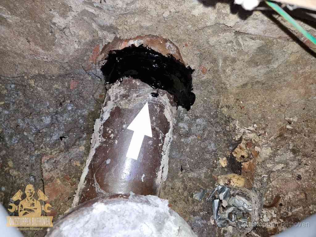 Een oude gres rioolbuis met een beschadigde koppeling onder de vloer, oorzaak van terugkerende structurele wc-problemen in Bilthoven