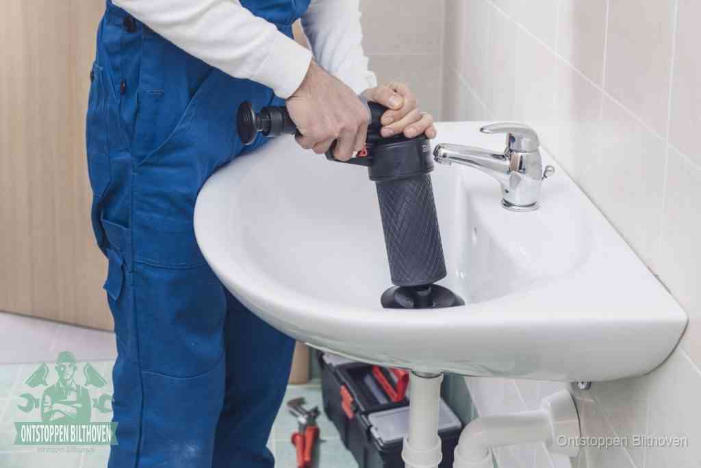 Een te ruwe doe-het-zelf poging met een hand-pomp op de afvoer van een badkamer-wastafel, een van de veelgemaakte fouten bij afvoer ontstoppen in Bilthoven