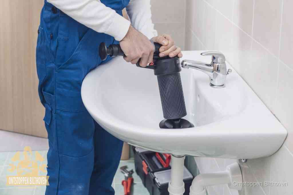 Een te ruwe doe-het-zelf poging met een handmatige perslucht-ontstopper op een sanitair-afvoer, een van de veelgemaakte fouten bij wc ontstoppen in Bilthoven