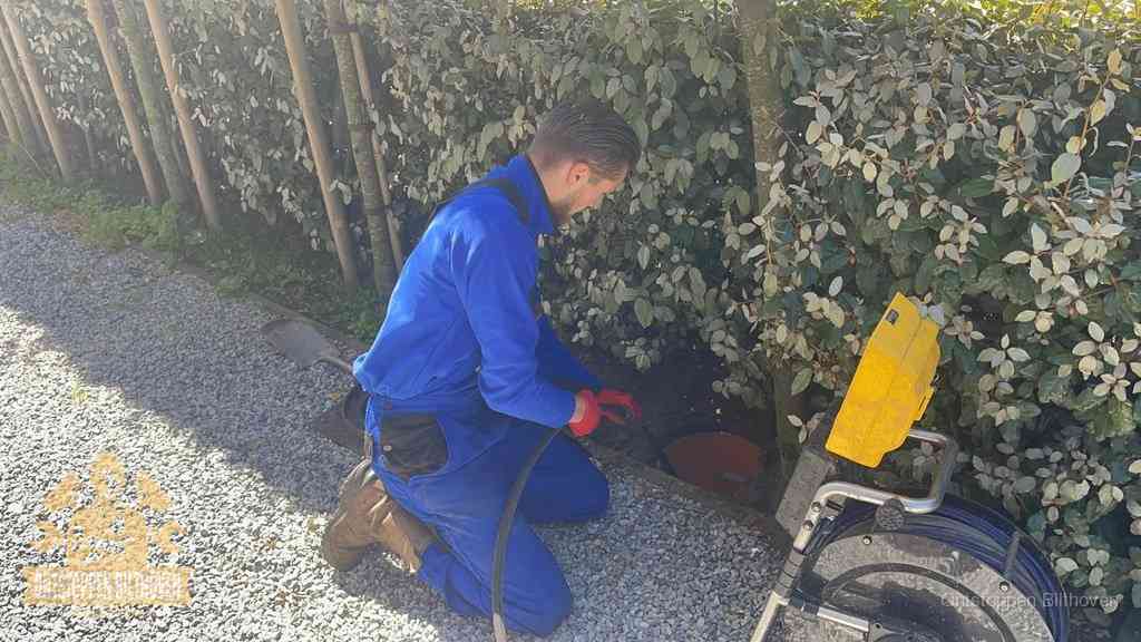 Monteur aan het werk bij een rioolput, de werkwijze voor riool ontstoppen in Bilthoven