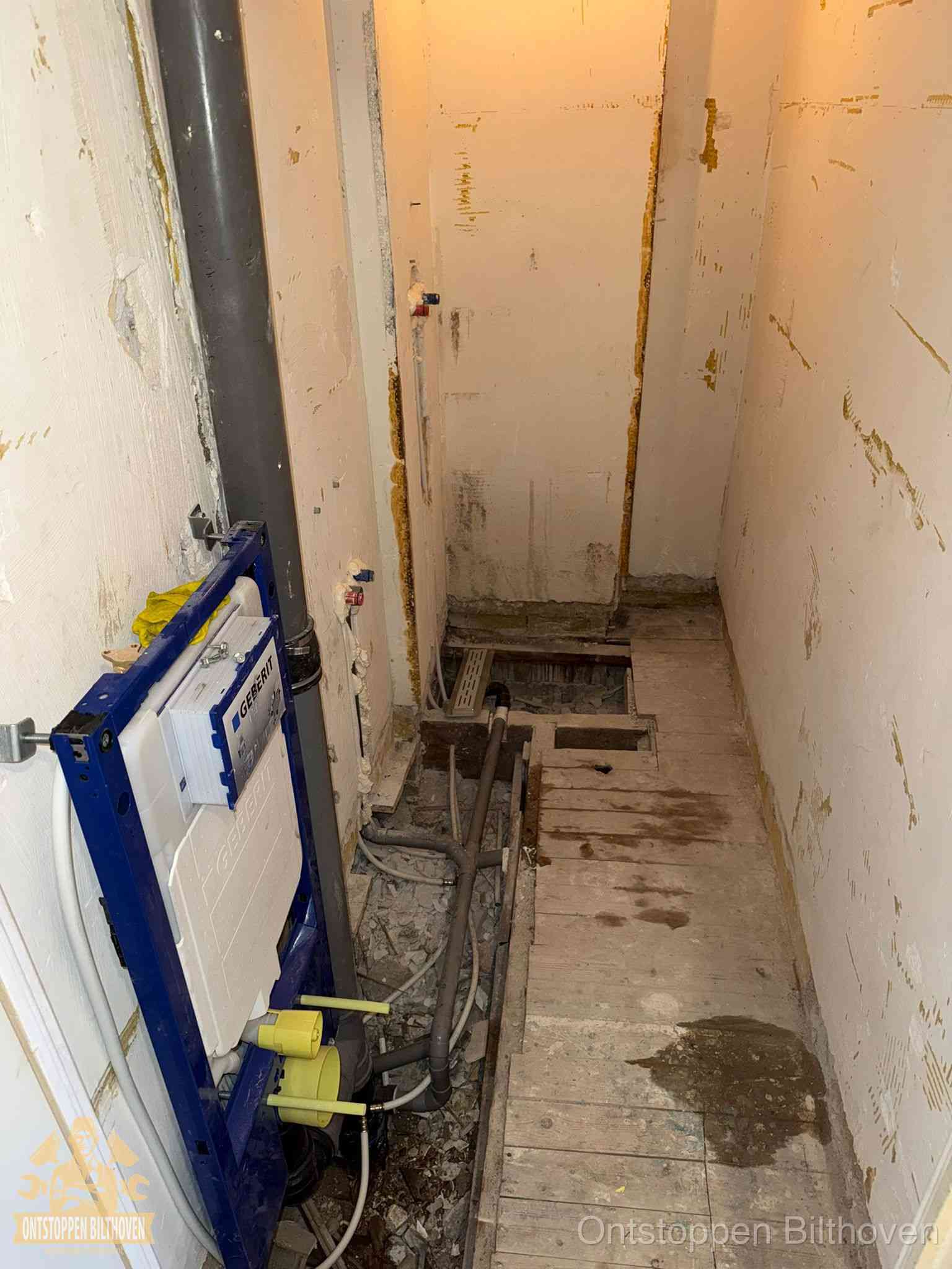 Een opgebroken toiletruimte tijdens renovatie met een Geberit inbouwreservoir en blootliggende oude afvoerleidingen, typisch voor oudere woningen in Bilthoven